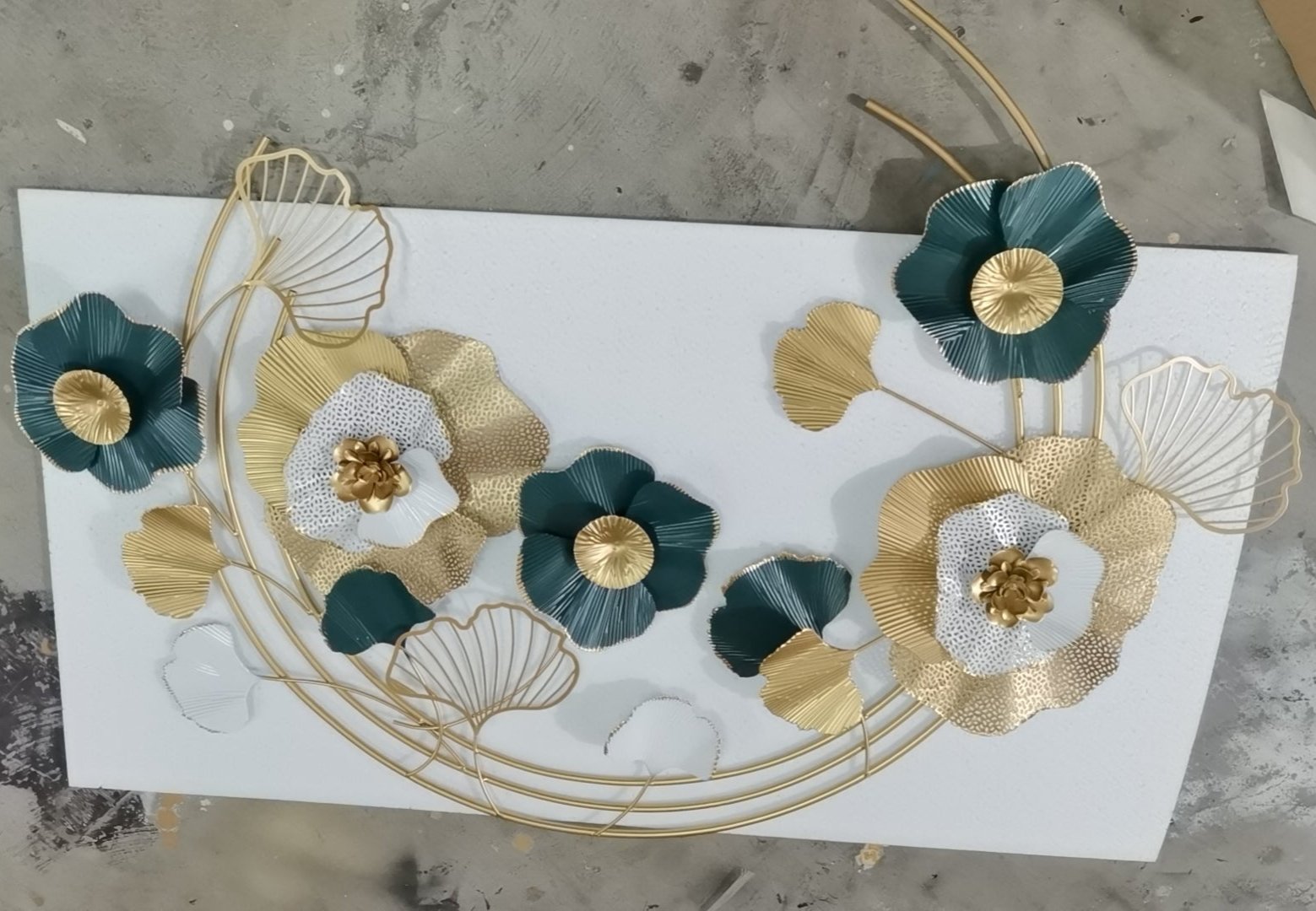 Modern Metal Wall Decor Art with Flowers Home Decor